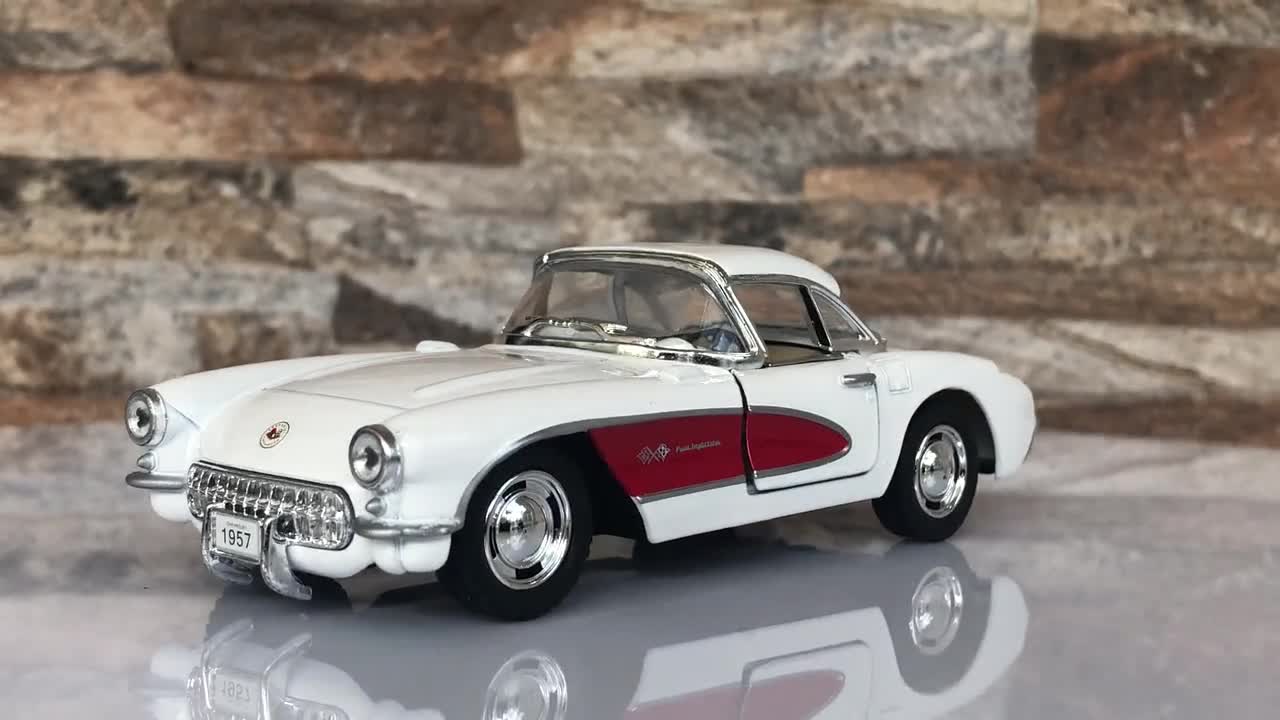 シボレー コルベット 1957、ダイキャスト モデルカー、1/34 スケール