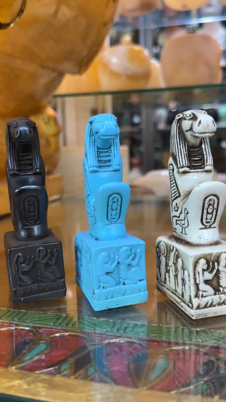 タウェレト像 - 古代エジプトのカバの女神タウェレト - 象形文字の台座