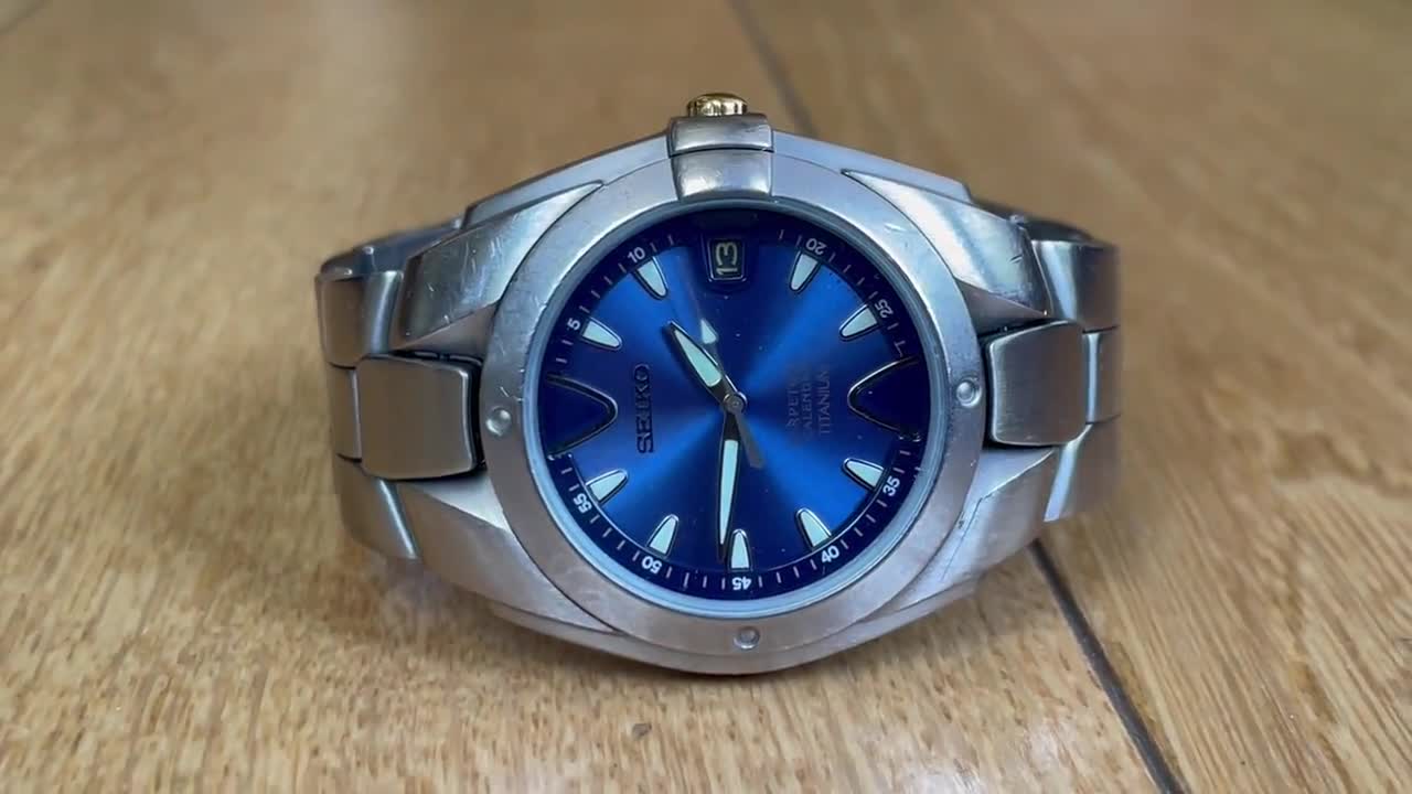 Vintage Classic Japan Quartz Men's Watch Seiko 8F32-0049 Titanium