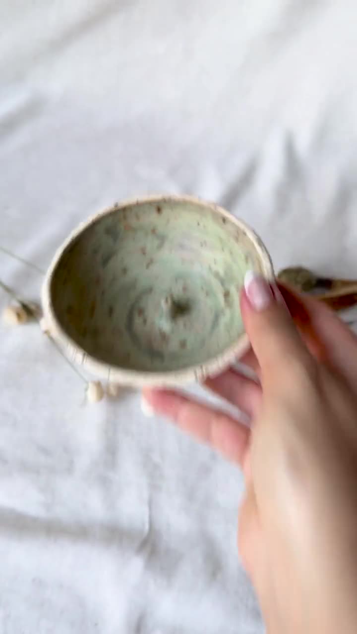 香炉 陶器 手作り 素朴な脚付き陶器製香炉 - 侘び寂びの陶器製香立て、テーブル装飾