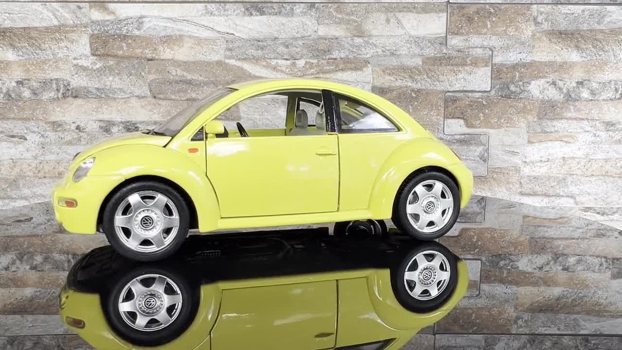 Volkswagen New Beetle 1998 | Vintage Model Car | 1/18 Scale Model