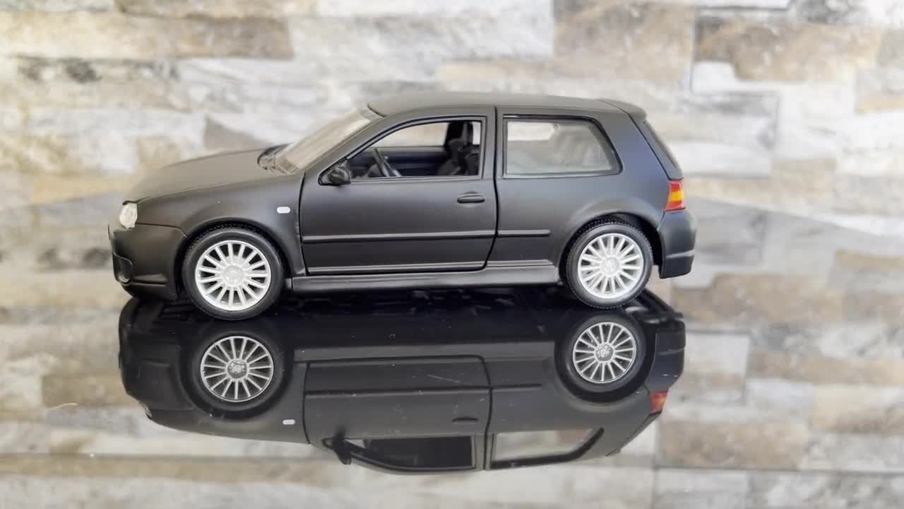 フォルクスワーゲン ゴルフ R32 | モデルカー | ダイキャストカー | 1