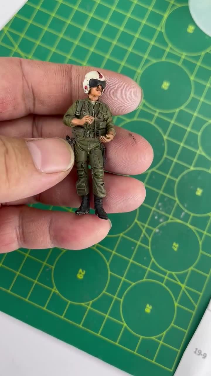塗装済みアメリカ空軍戦闘機パイロットフィギュア：1/32スケール