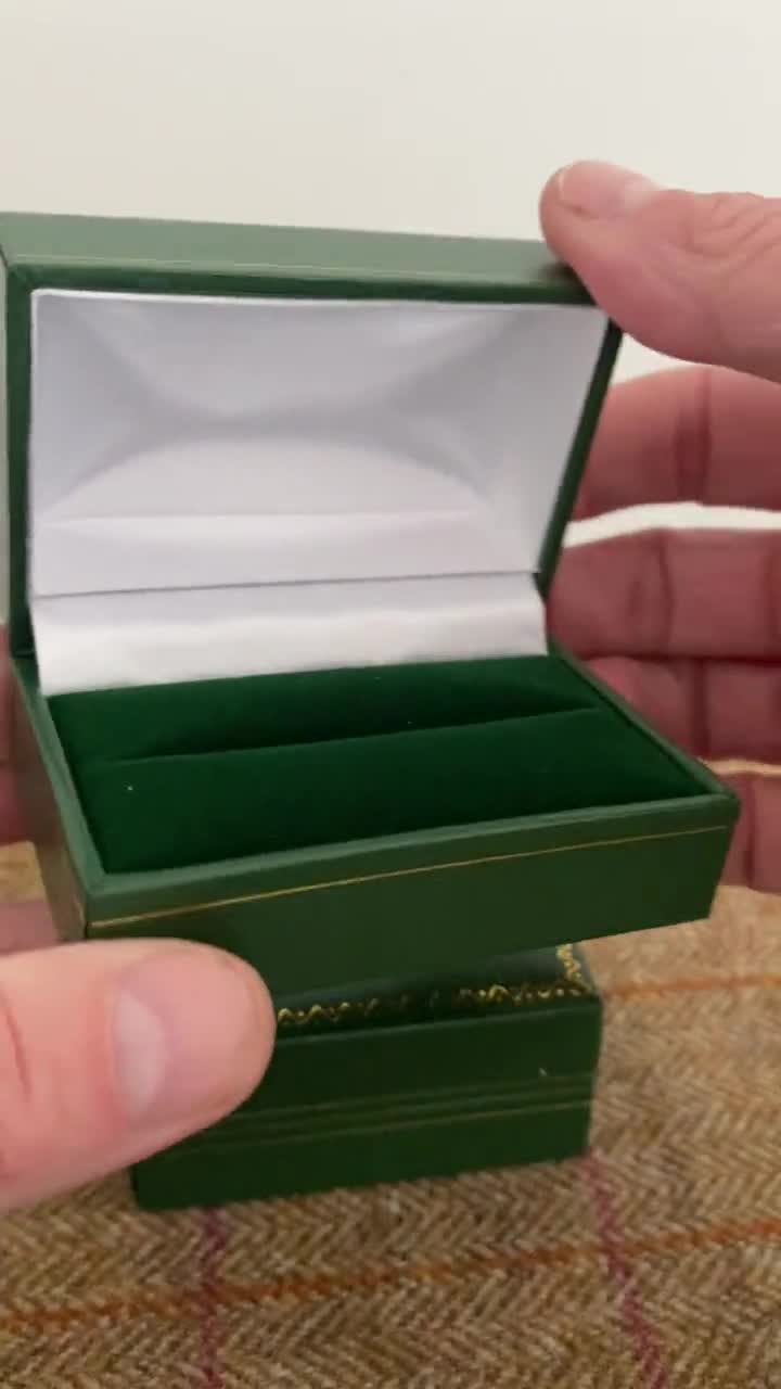 結婚指輪用のダブルリングボックス。カフスボタン用のレザーレット