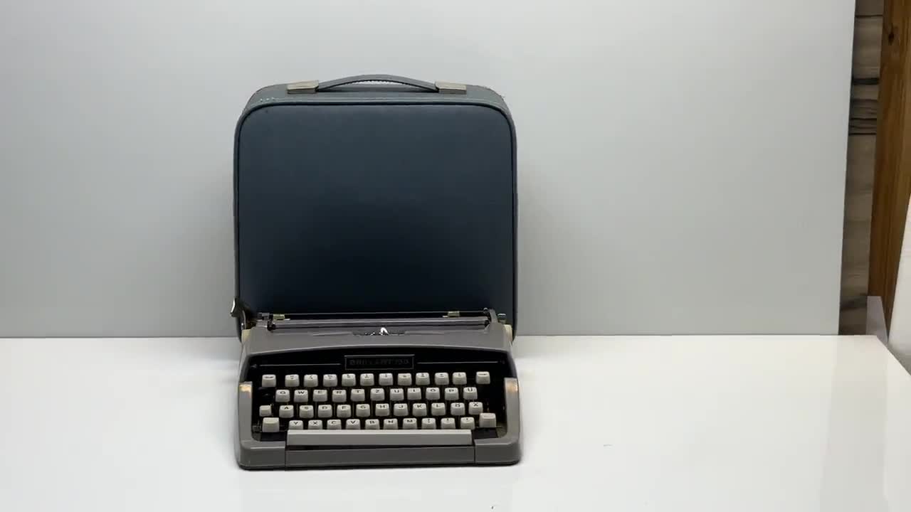 Brillant 750 Typewriter - Vintage Manual Typewriter | Retro Decor