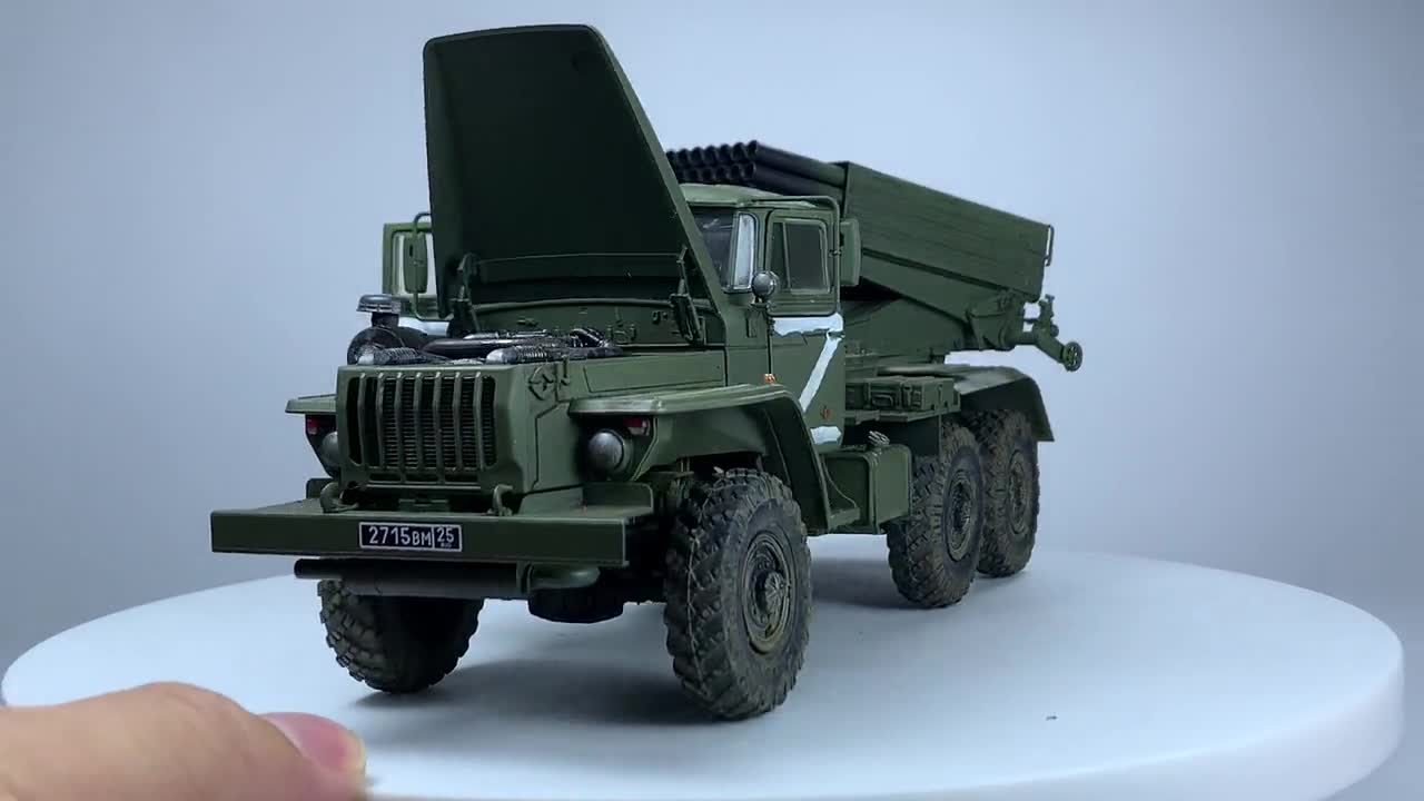 プロが組み立てたモデル ロシアの多連装ロケットランチャー BM-21 Grad