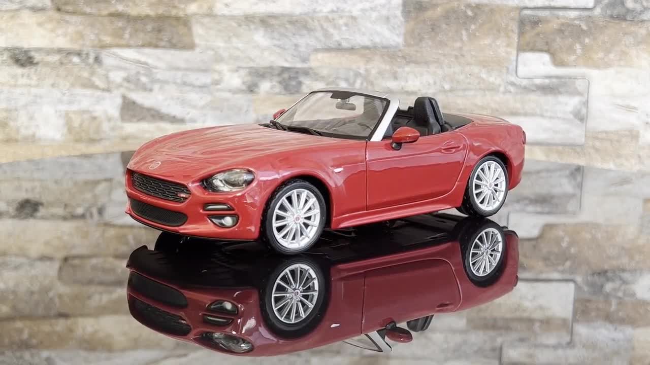 フィアット 124 スパイダー | モデルカー | 1/24スケール ダイキャスト