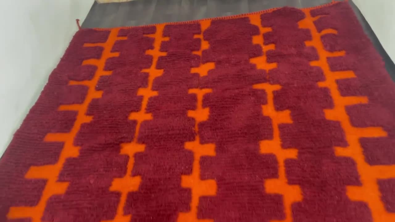 手編みのモロッコ風オレンジウールラグ：ボヘミアン風チェッカーボード