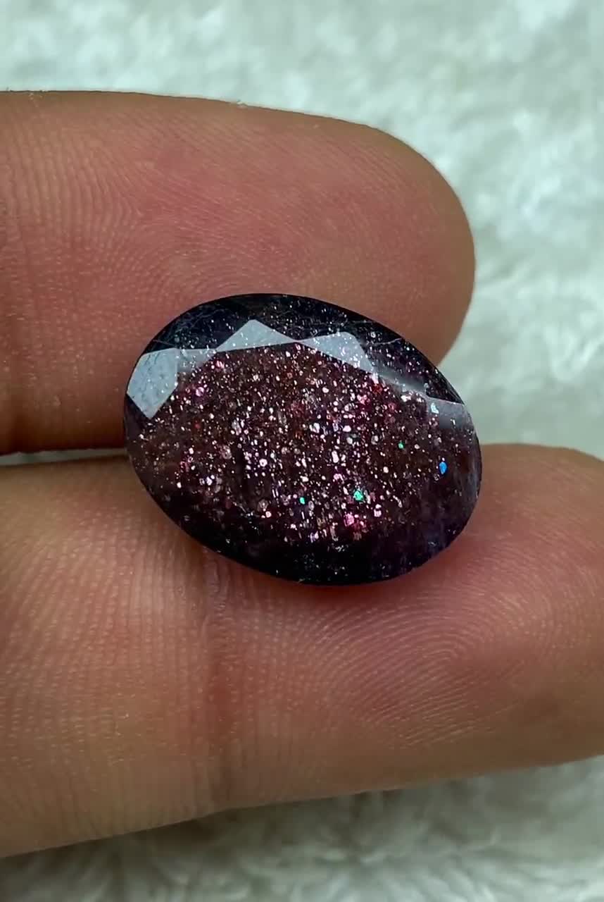 8.9ct ブラッドショット アイオライト サンストーン、コンフェッティ