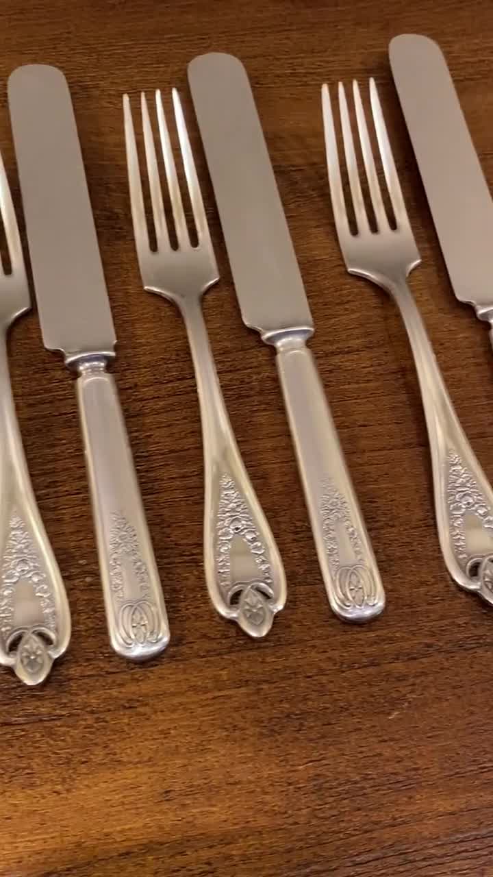 1847 Rogers Bros 1911 Old Colony Pattern Silverware / 12 Piece Set