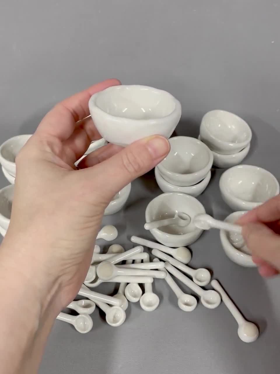Mini Individual Salzstreuer: winziges Pinch Pot aus Keramik in glänzendem Weiß