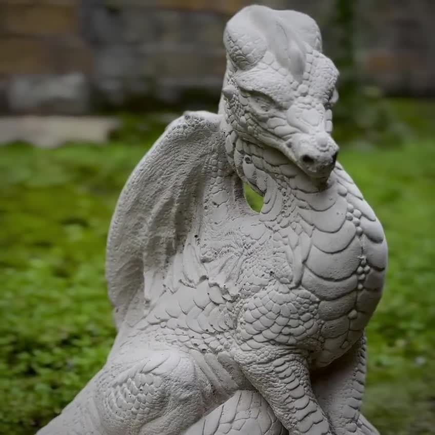 素晴らしいドラゴンの像、コンクリート製の座ったドラゴンの彫刻、石の