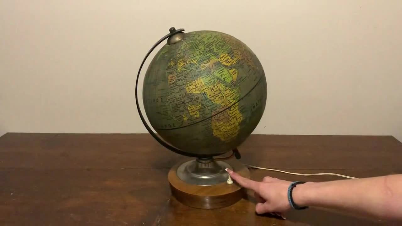 1930年代のアンティーク、手作業で取り付けられたガラス製地球儀。経年
