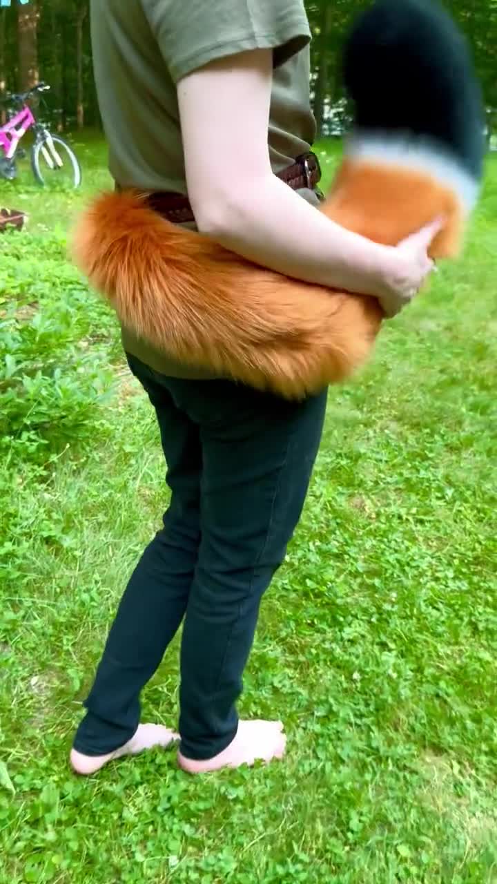 ふわふわの三色キツネのしっぽ - ぬいぐるみの毛皮のようなキツネの獣