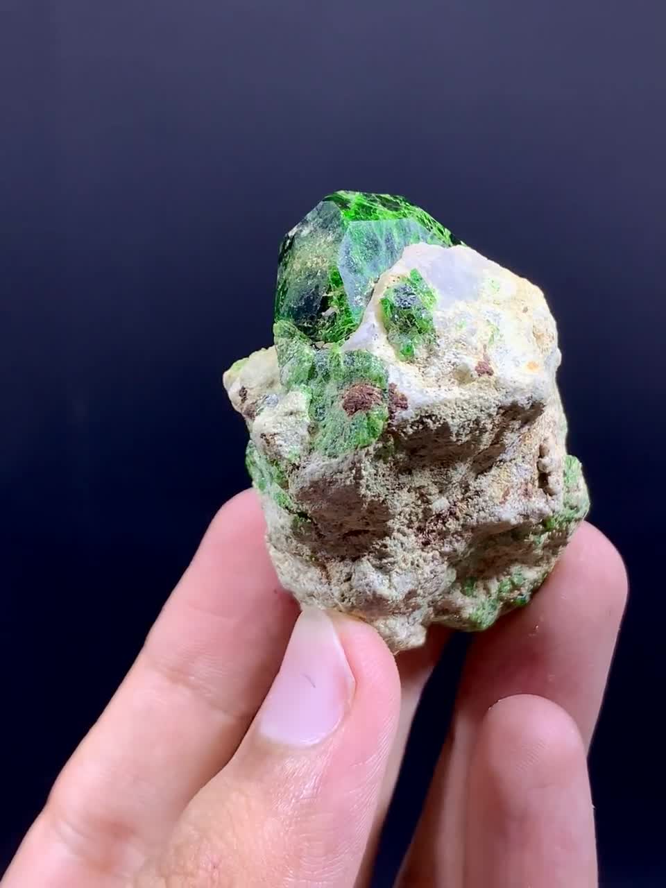 鮮やかな緑色のデマントイドガーネット結晶（母岩付き） - 53グラム