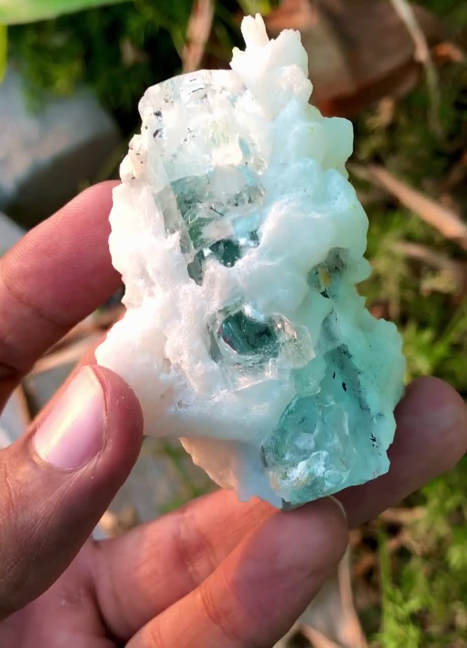 天然スカイブルーアクアマリン結晶（アルバイト含有）、原石標本