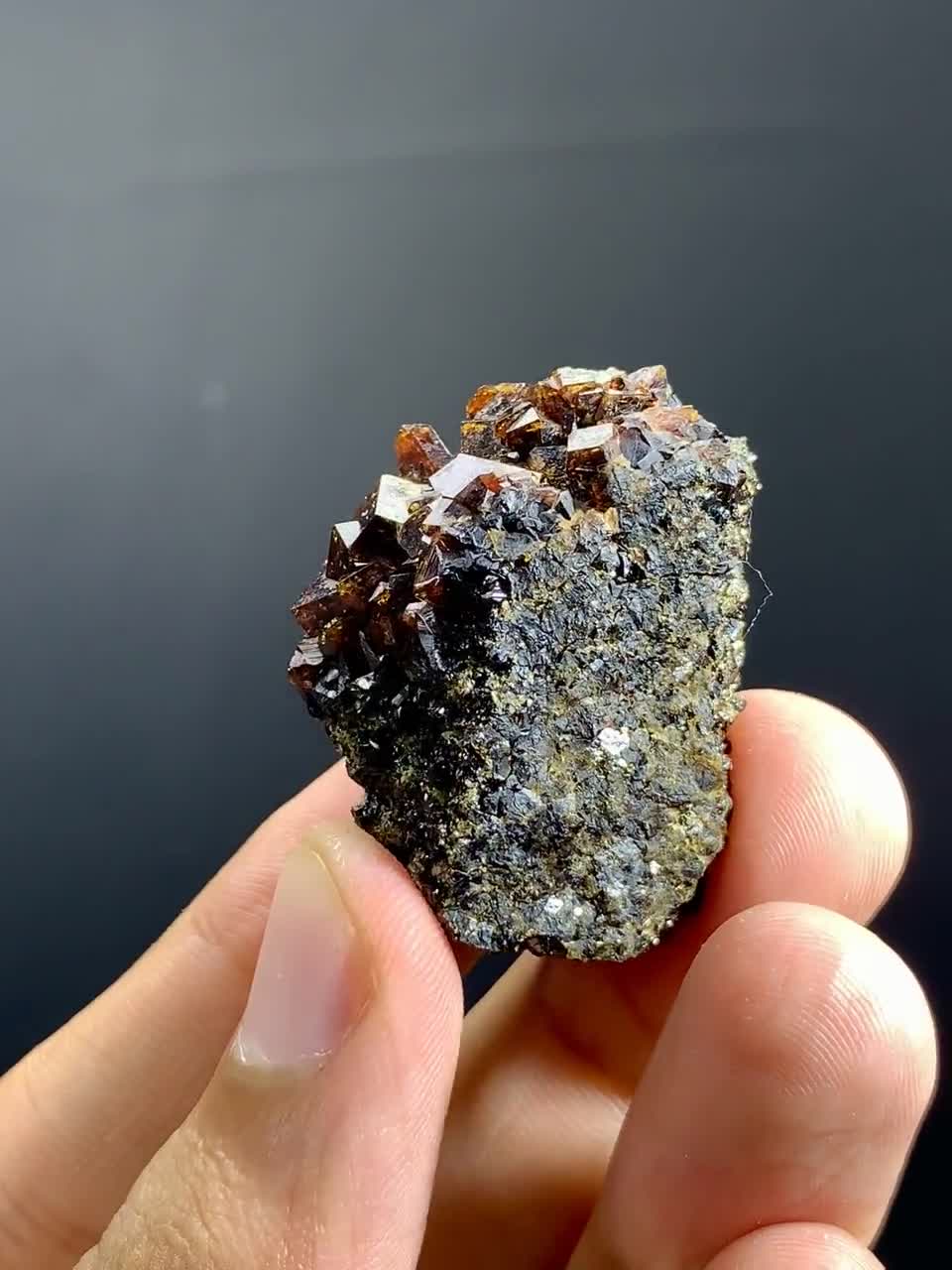 パキスタン産の希少なアンドラダイトガーネット結晶（母岩入り） - 31