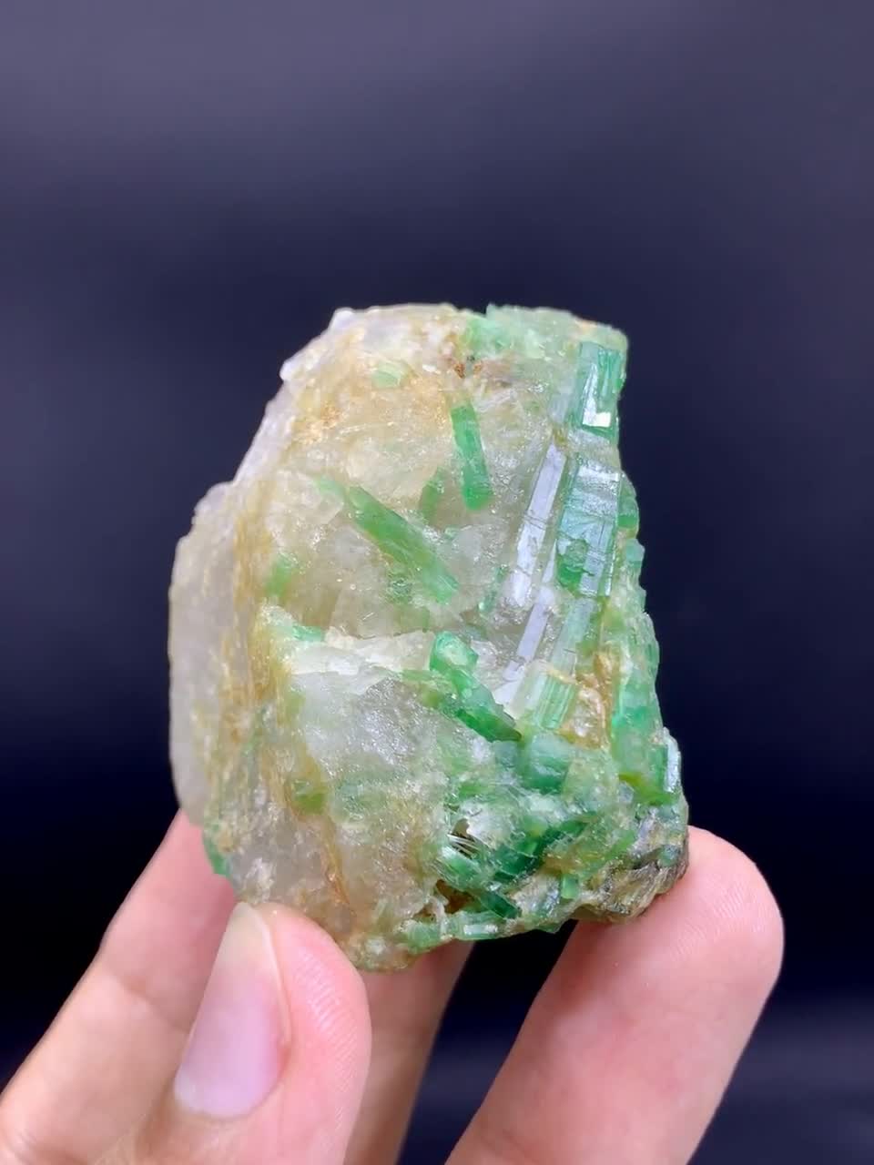 パキスタン産天然グリーンエメラルド水晶（クォーツ入り） - 56グラム