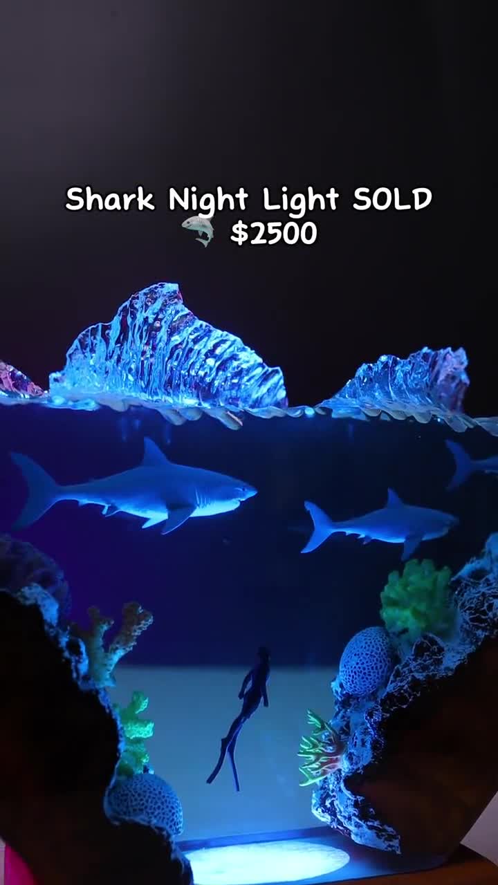 深海の夜景ライトの下のハンマーヘッドシャーク、海を探索するダイバー