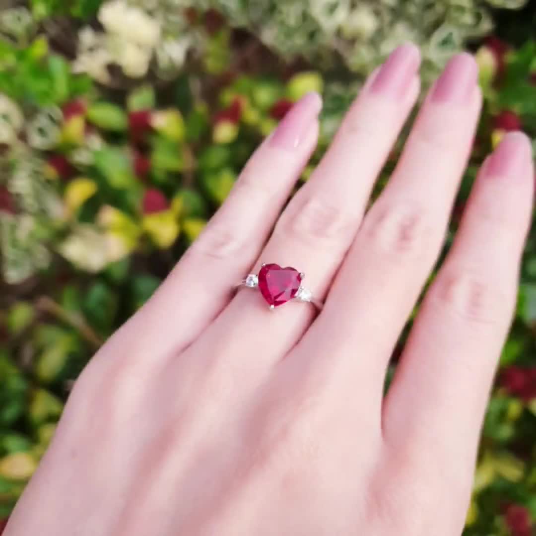 ハートカットの天然ラボグロウンルビー婚約指輪、2カラットのハート型