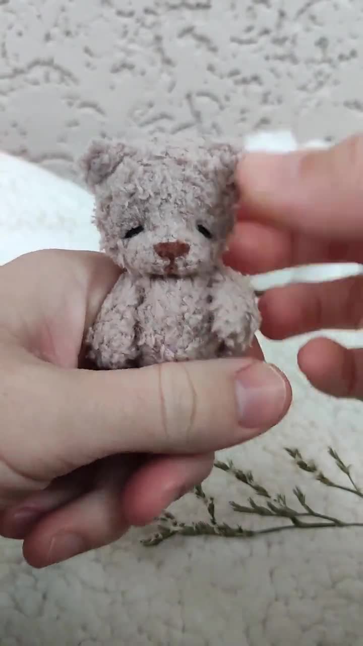 ミニサイズのふわふわぬいぐるみテディベア。ふわふわの可愛い