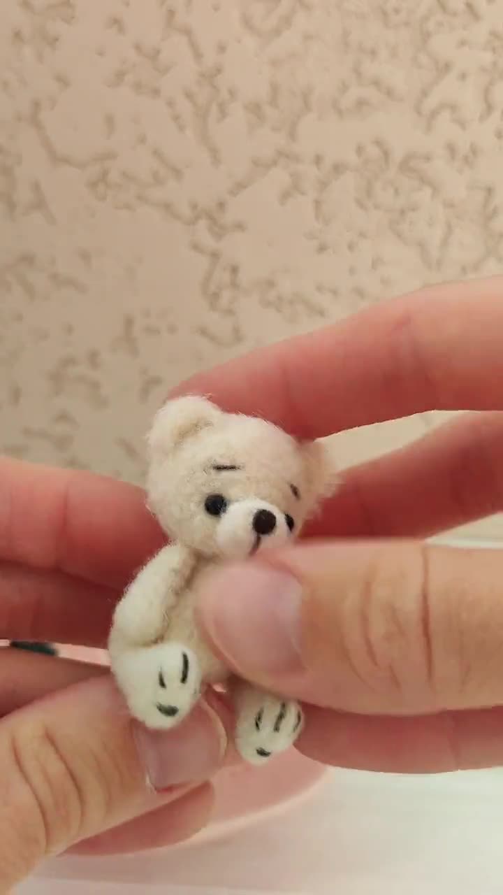 ミニテディベアのユニークなポケットおもちゃ。直径5cmの、かぎ針編み