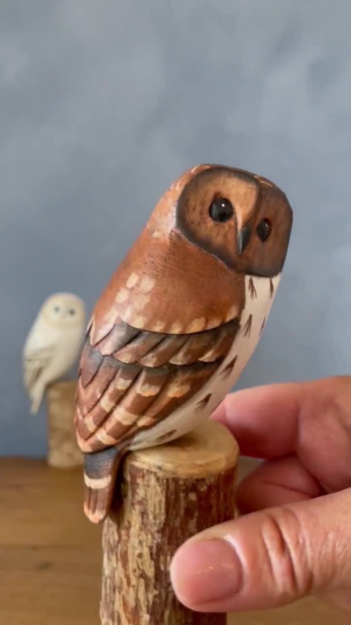手彫りの木製ミニフクロウ – 高さ5インチ | 小さなフクロウの彫刻