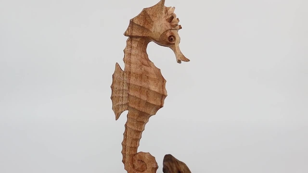 木製タツノオトシゴ彫刻｜海岸の流木アート｜手彫りタツノオトシゴ装飾