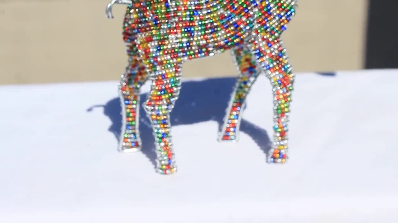 ビーズ細工のキリン彫刻：カラフルなアフリカの動物アート装飾 - Etsy 日本