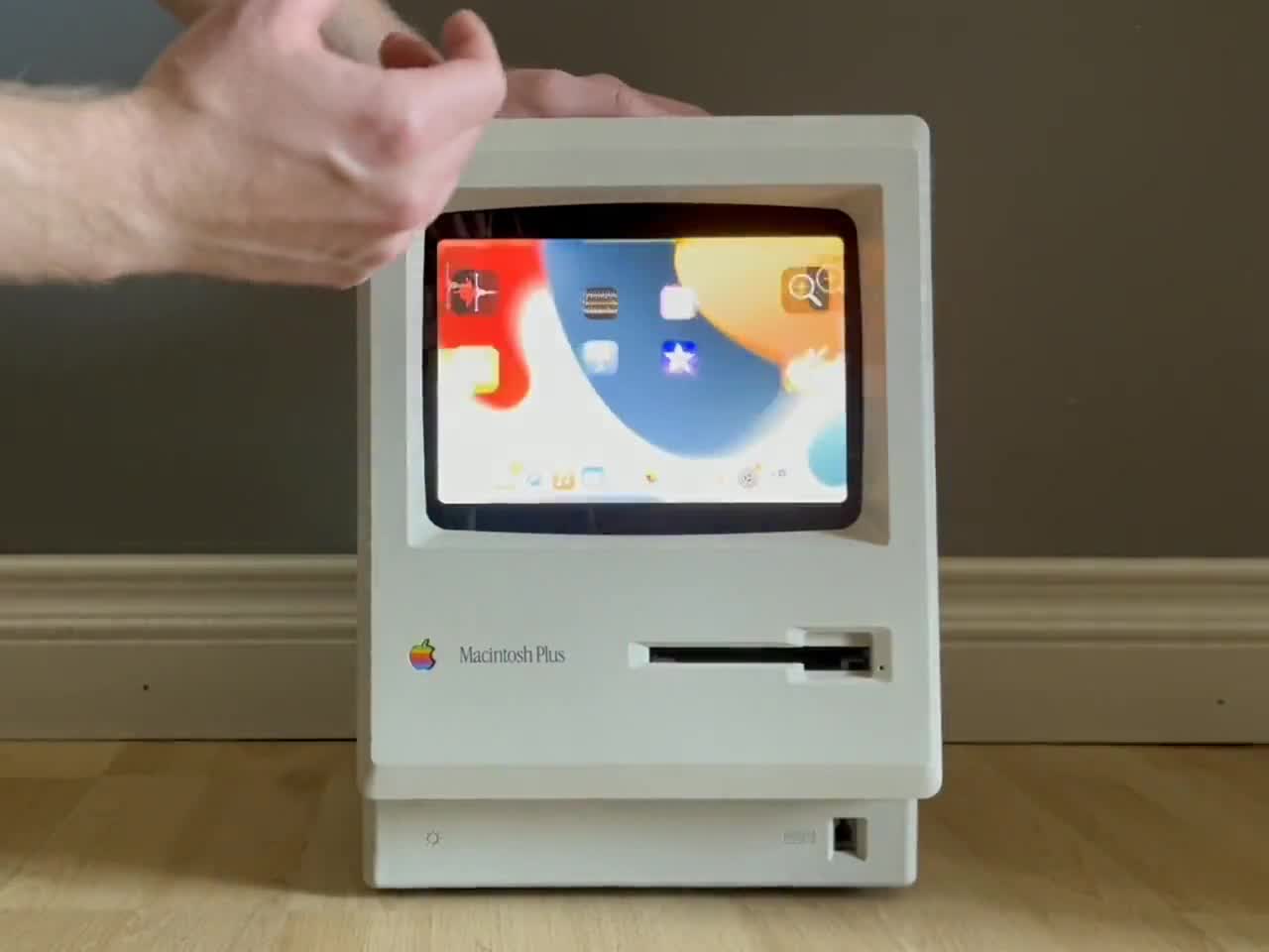 IPad miniディスプレイ搭載のApple Macintosh – レトロなタッチ