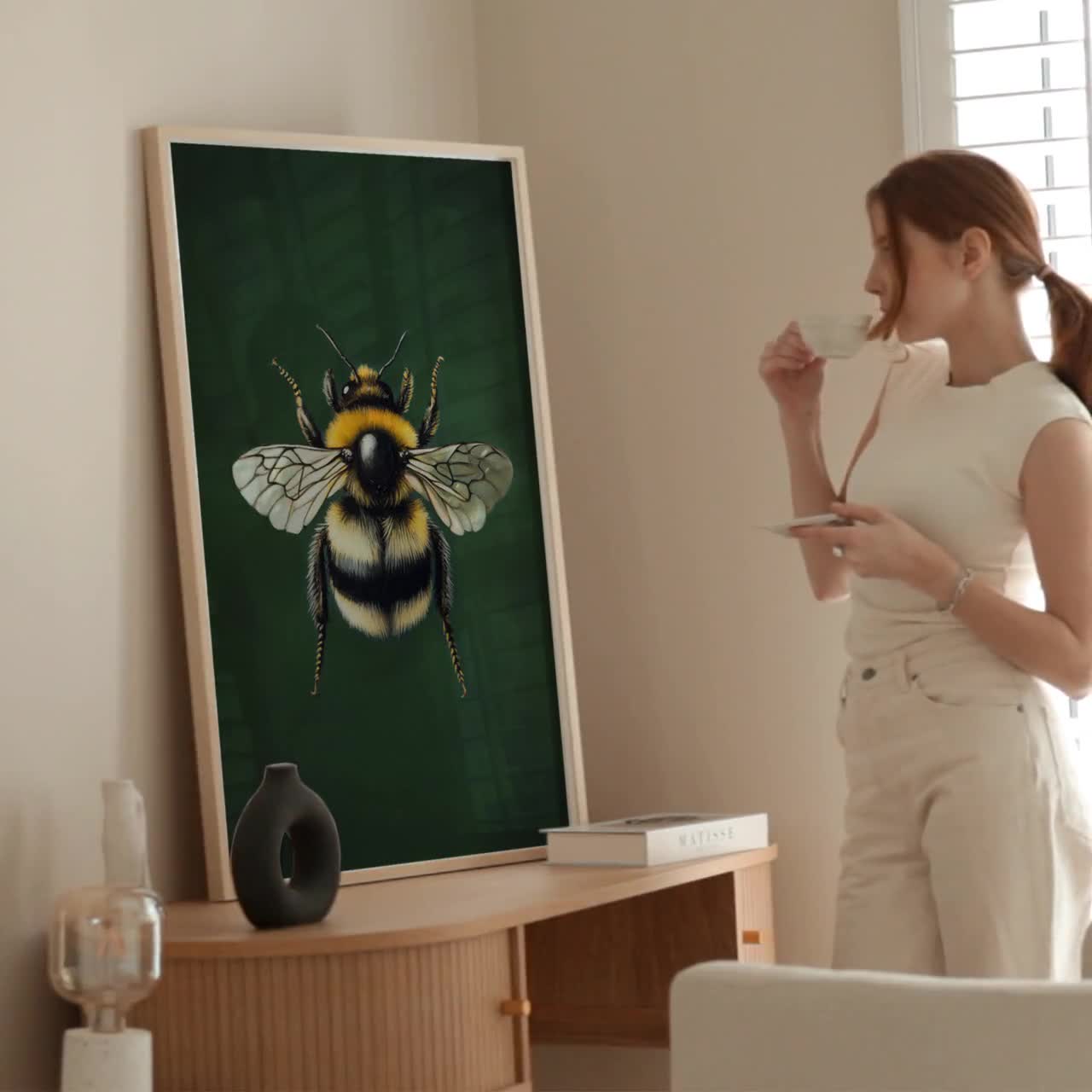 エメラルドグリーンのミツバチのアートプリント：ヴィンテージ風の