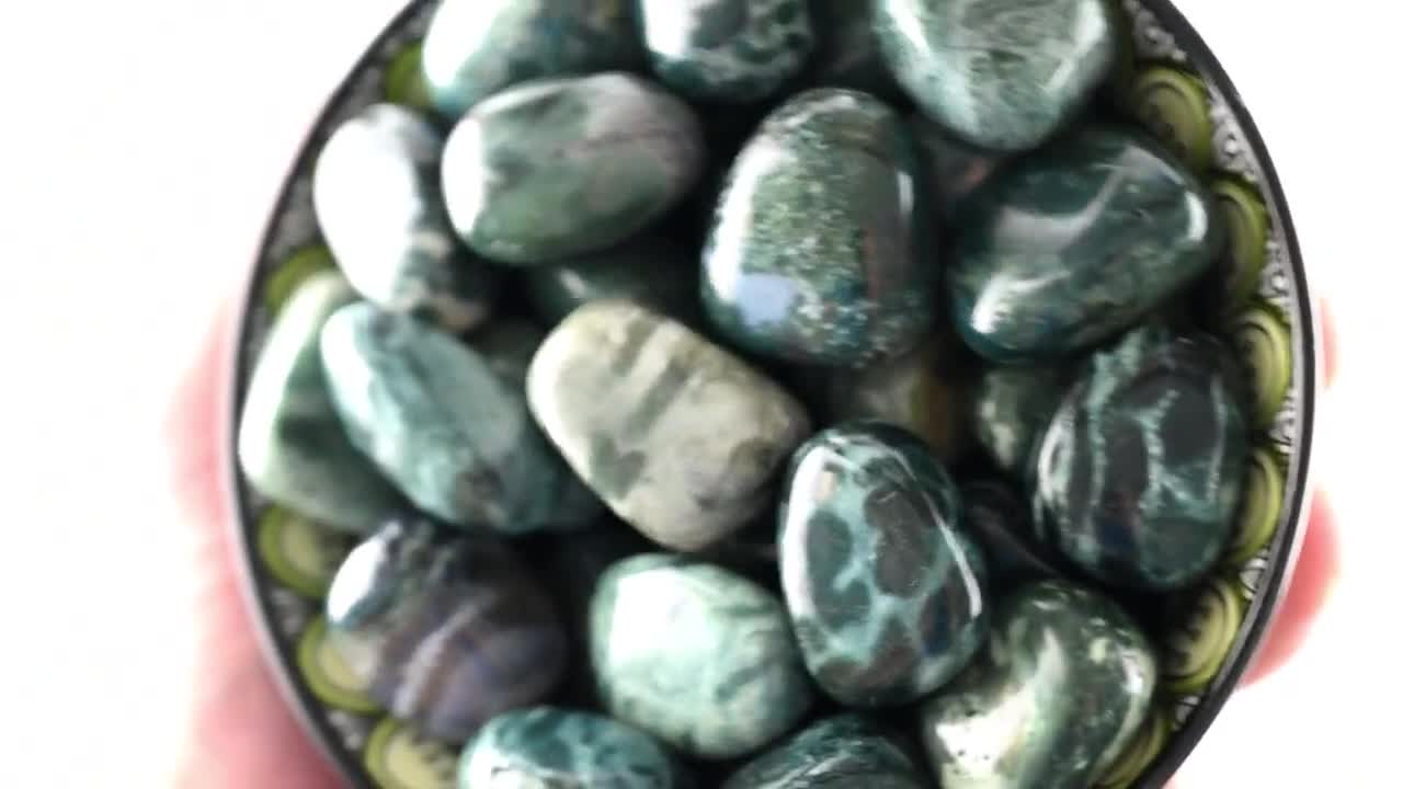 【晶洞内ドゥルージー緑色水晶ありオーシャンジャスパー】 磨き石 木製台座付き オセロットジャスパータンブルストーン、研磨された斑点のある水晶