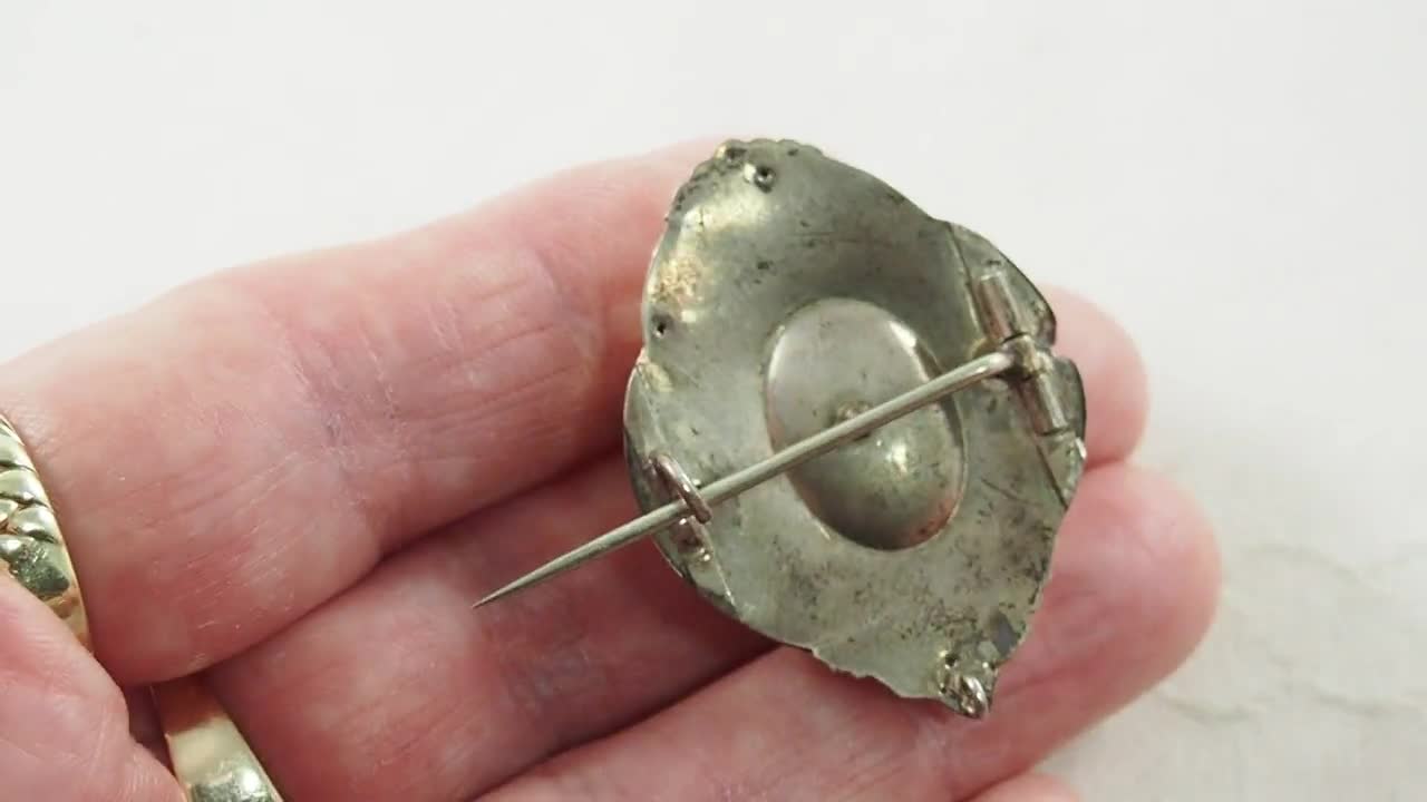 ヴィクトリア朝時代の金張り喪服ブローチ：黒エナメルのブリーディング