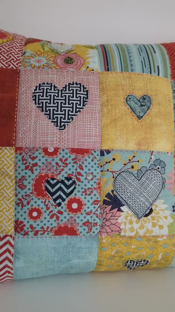 ハートのパッチワーククッションの縫製パターン - 刺繍入りアップリケ