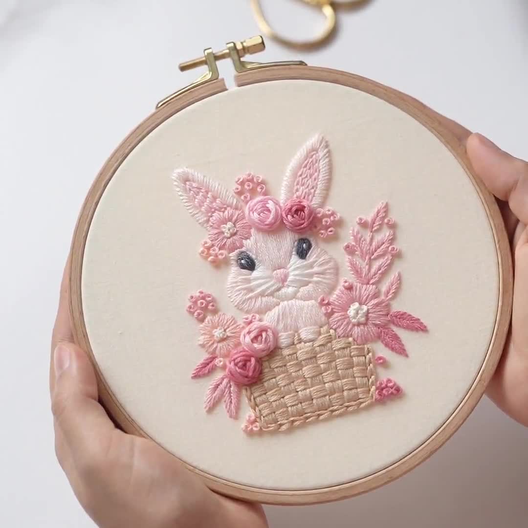 ピンクのうさぎの手刺繍パターン：初心者向け春のデザイン（PDF
