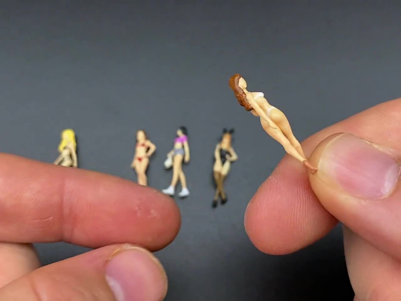 ミニチュア人間少女ビキニモデルフィギュア。1/64スケール。女性