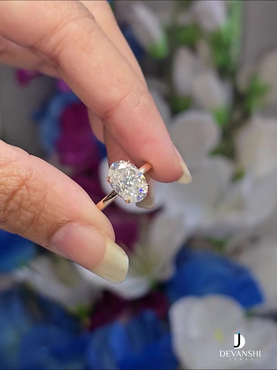 オーバルカットのソリティア婚約指輪、シンプルなモアッサナイト結婚