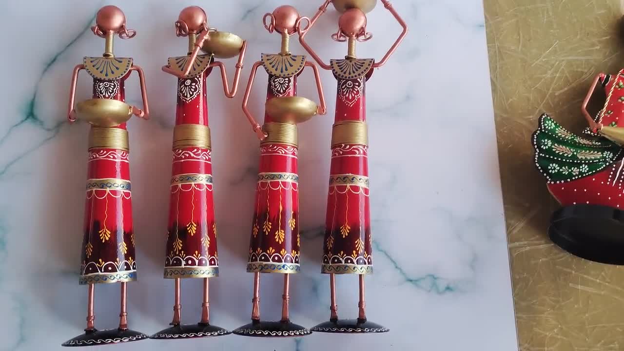 インドの工芸品、手作りの部族の女性の置物、女性の人形の置物像、4個
