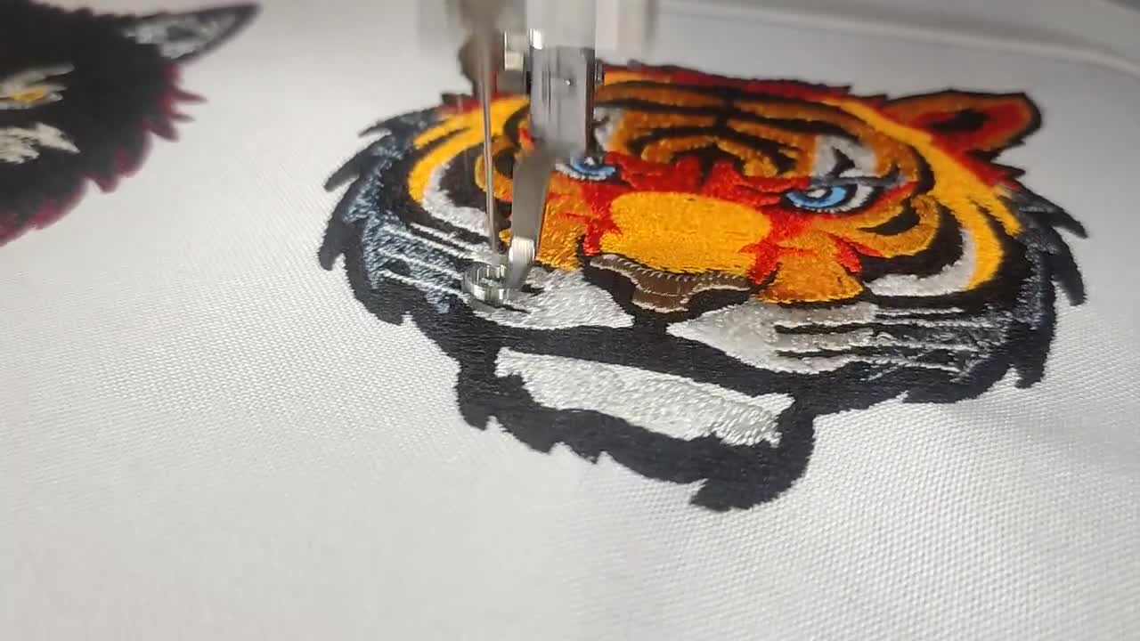 魅惑的な虎の顔の刺繍デザイン - 鮮やかな漫画スタイル、機械刺繍用の