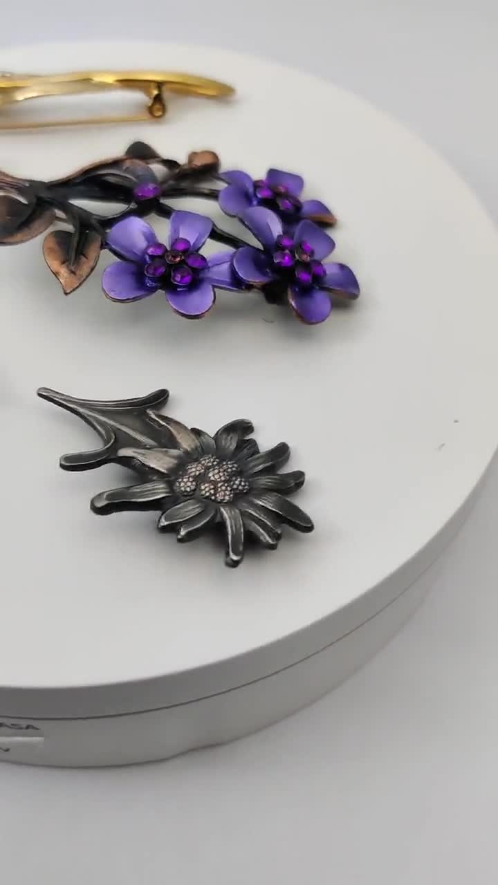 豪華に装飾された花や植物を描いたヴィンテージのブローチ - Etsy 日本
