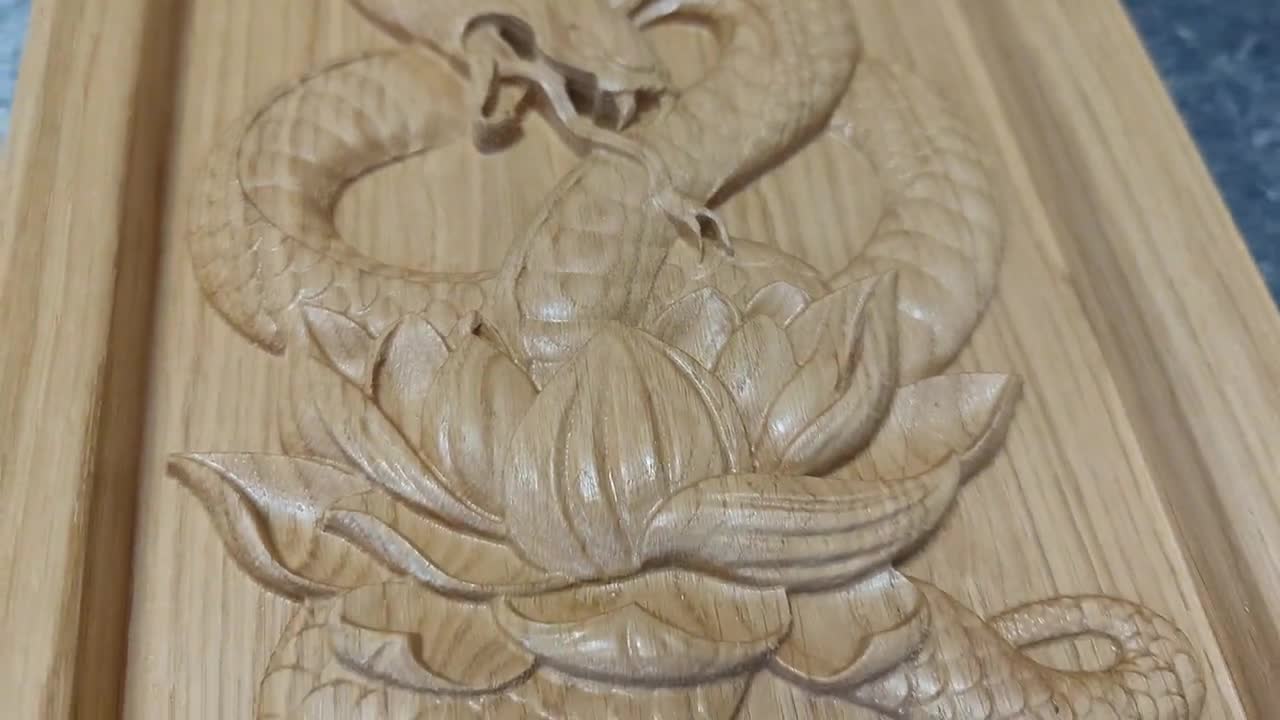 蓮の花をつけた木彫りの蛇 | 天然ハードワックス仕上げ | 蛇の彫刻