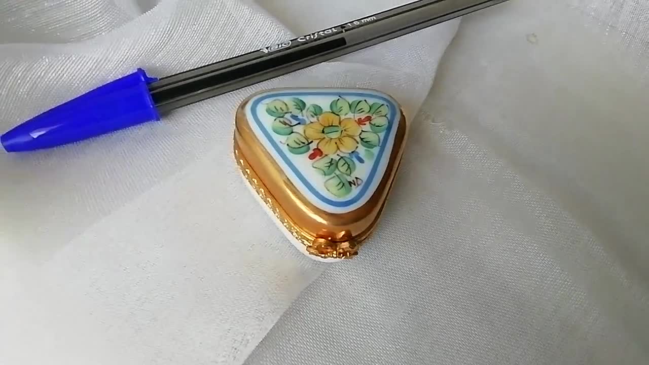 フランス・リモージュ製磁器製ピルケース 手描きサイン入り限定版