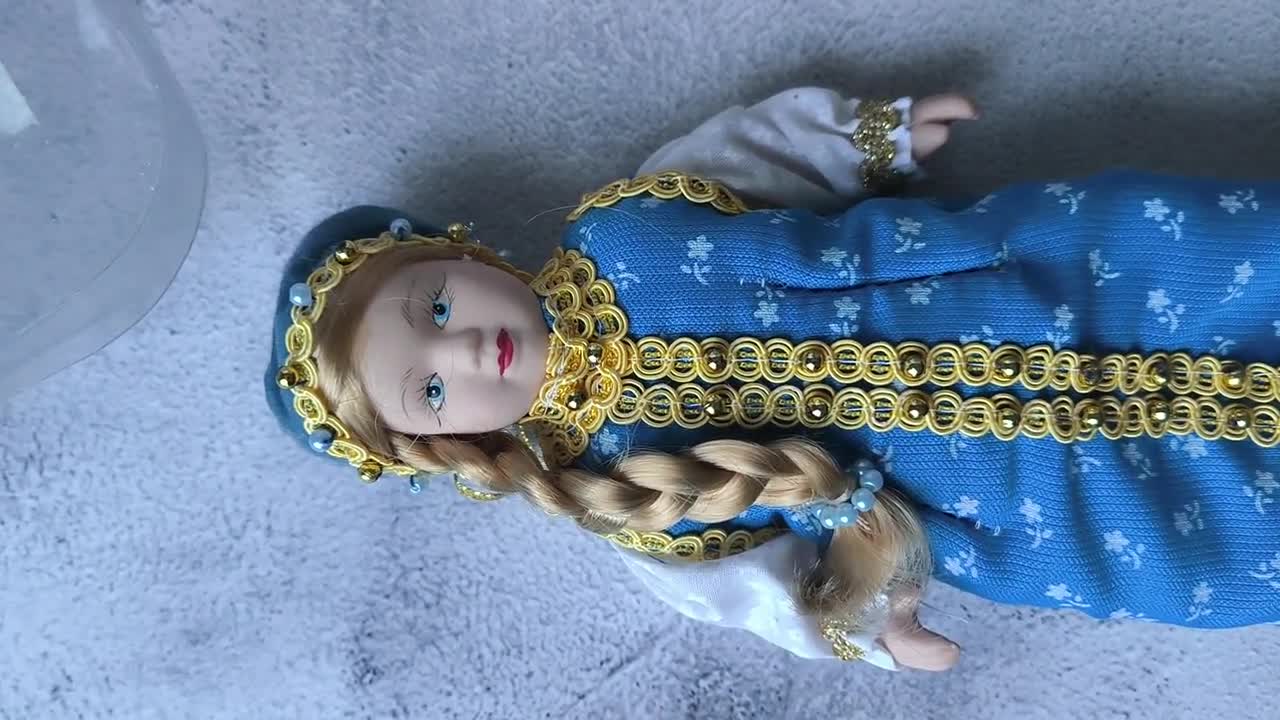 ロシアの衣装を着たヴィンテージの磁器人形、世界の人形コレクション