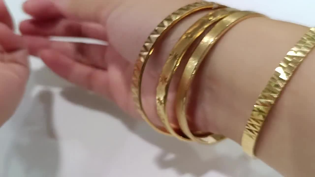 18Kゴールドメッキのバングルブレスレット。閉じた丸い硬質カフ