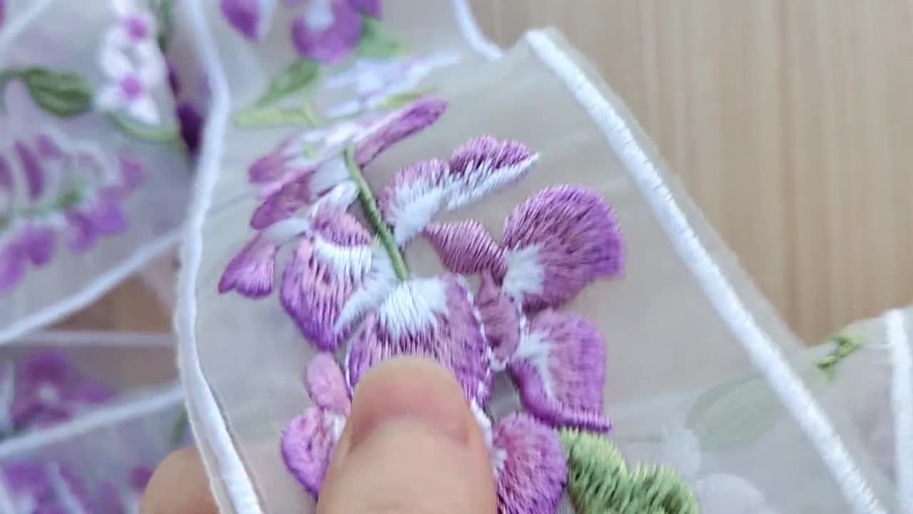 刺繍入り藤のつる模様のオーガンジーレーストリム（オフホワイト、紫の