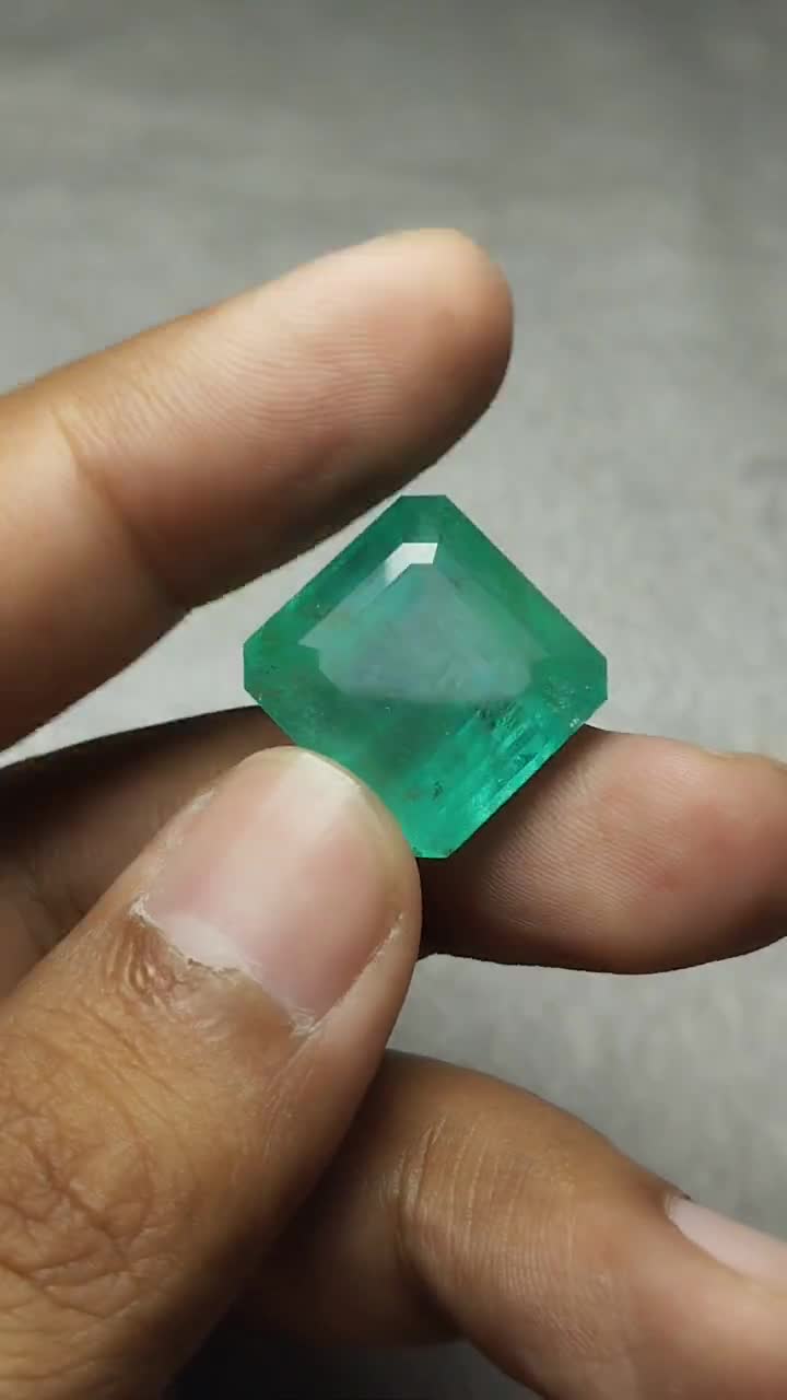 32カラットの天然グリーンエメラルド宝石：エメラルドカット