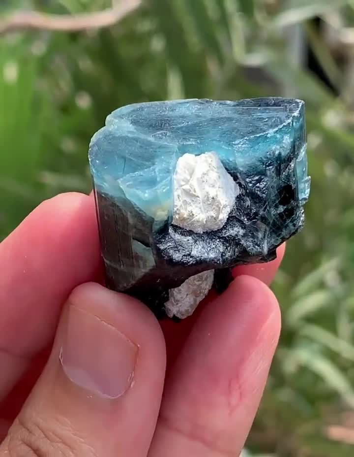 アフガニスタン鉱山産天然ブルーキャップトルマリン結晶、ブルー