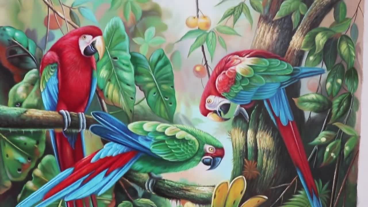 ジャングルの沼地の果樹の中の美しい野生のオウム - 高品質の手描きの