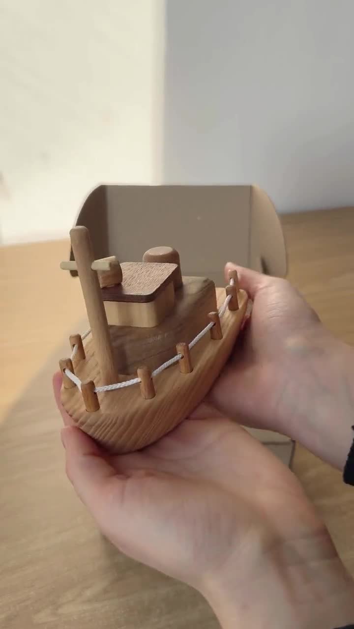 手作り木製船のおもちゃ：ウクライナのショップからのパーソナライズ