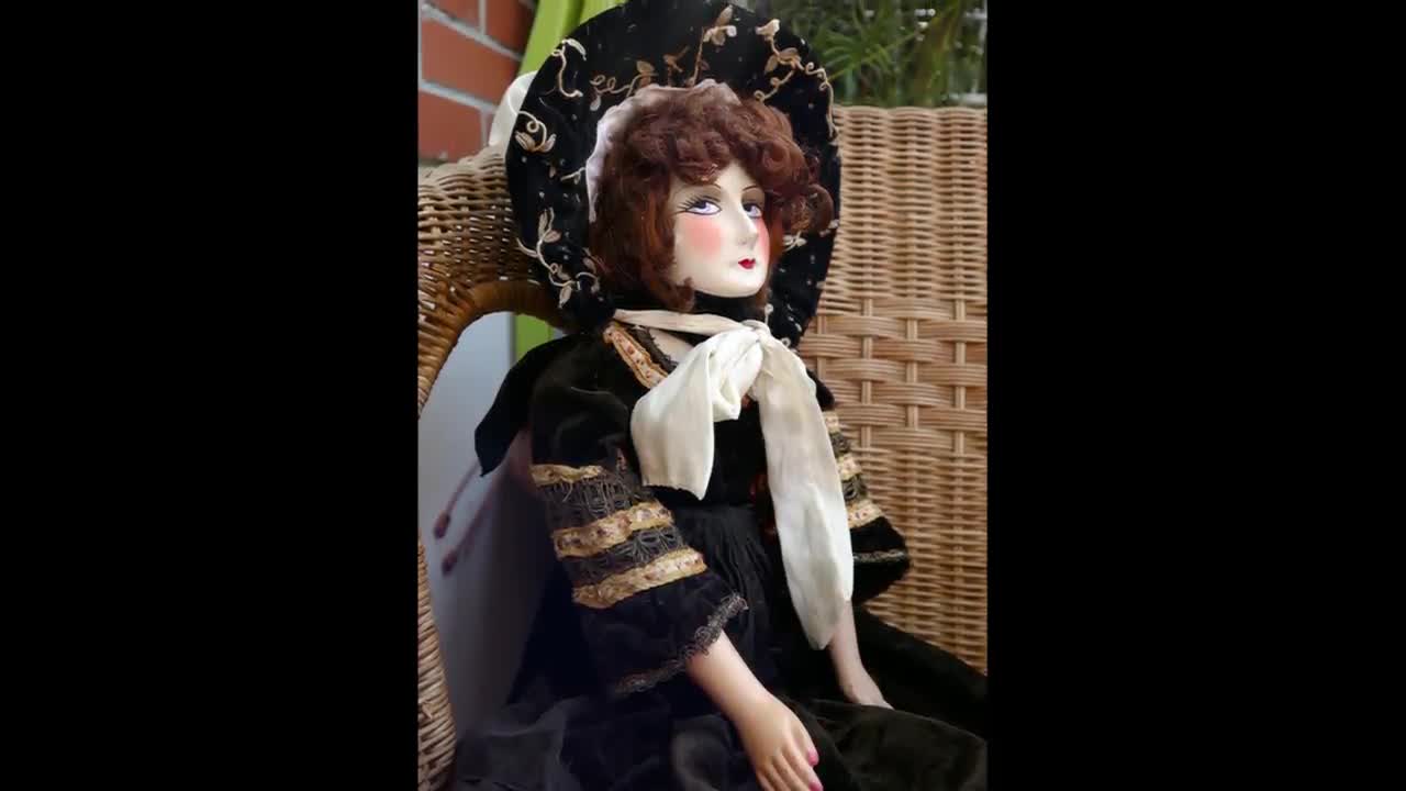 ベルベットのドレスと帽子を身に着けたアンティークのブドワールドール
